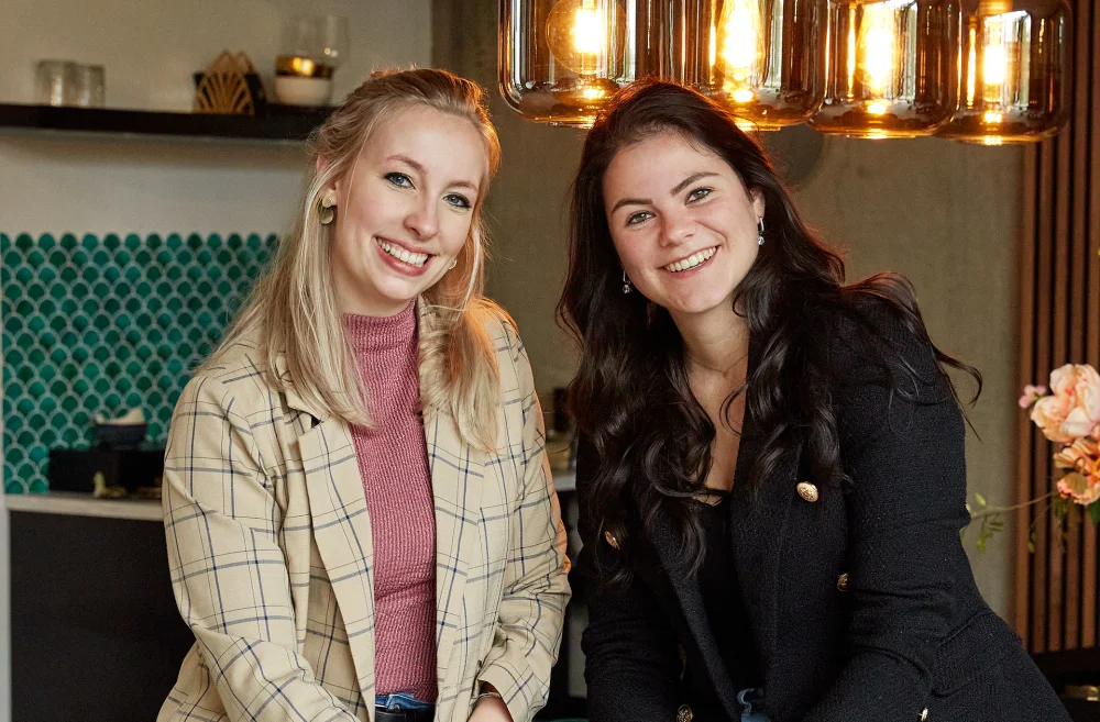 Imani en collega bij muurschildering